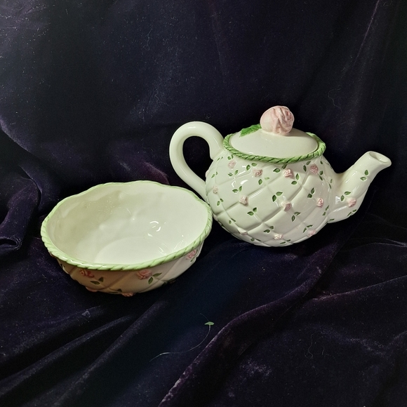 Teapot raised roses &bowl - Picture 4 of 13